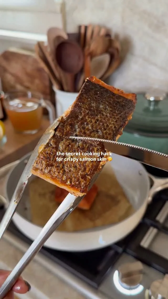 @kalejunkie bringing back the crispy salmon skin hack because i use it all the time! it is the best (and least messy) way to get perfectly crispy salmon skin, and for me, the crispy skin is my favorite part 😍!

SAVE this post, SHARE with friends and FOLLOW me @kalejunkie for easy, delicious recipes & tips!

Pat your salmon dry and add salt/pepper/your favorite seasonings to both sides of your salmon.
Add 1-2 teaspoons of oil to a pan. Add a square of parchment paper and coat both sides with the oil. Turn heat to medium. Add salmon and cook on one side for 5 minutes, then flip to the other side and cook for 4-5 minutes more, depending on desired doneness. That’s it, enjoy! #cookinghacks #cookingtips