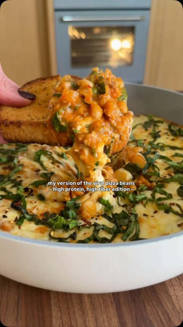 @kalejunkie NEW! my version of PIZZA BEANS, and it’s high in protein and fiber, bc the two go hand in hand—each serving has over 40 grams of protein and 12 g fiber 🤝. It’s hearty, filling, comes together in one pan, and it’s best served in a bowl with bread you can use to scoop it all up. PSA: garlic bread is an excellent choice 😏! ⁣
⁣
Be sure to SAVE this post, SHARE with friends and FOLLOW me @kalejunkie for more easy, delicious 30 minute or less recipes!⁣
⁣
Makes 4 servings or 6 for smaller portions⁣
1 tablespoon extra virgin olive oil⁣
1 small yellow onion, diced (~3/4 cup)⁣
1 lb chicken Italian sausage, casings removed (pork works too, chicken is just lower in fat)⁣
3 cloves garlic, minced ⁣
2 cans cannellini beans, drained and rinsed⁣
1 24-oz jar marinara of choice⁣
1 tablespoon oregano ⁣
1/2 teaspoon crushed red pepper flakes ⁣
1/2 cup parmesan cheese, finely grated⁣
1-2 handfuls fresh spinach ⁣
3/4 cup mozzarella cheese, shredded⁣
Garnish: fresh basil, chopped⁣
Serve with: crusty bread or garlic bread⁣
⁣
Add olive oil to a large skillet over medium heat. Once hot, add the onion and sauté for 5 minutes until softened, then add in the sausage. Mash into small pieces. Once almost cooked through (little to no pink), stir in the garlic, stirring for another minute. Add in the beans, marinara, oregano, and red pepper flakes. Use the masher to mash up some of those beans. Mix in the parmesan cheese and add the spinach. Stir until spinach has wilted. Sprinkle the mozzarella on top and broil on the second to top rack for 4-6 minutes until the cheese is golden and bubbling. Watch so it does not burn!!! Remove from oven, top with fresh basil and more red pepper flakes if desired. Scoop into bowls and serve with bread of choice. Enjoy! #pizzabeans