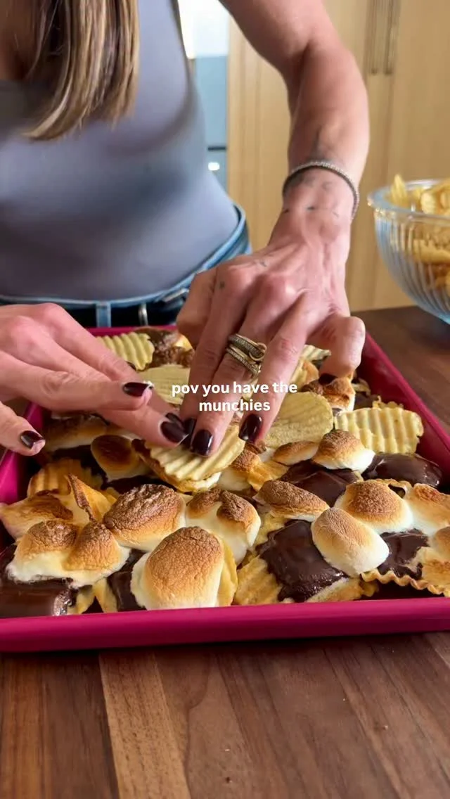 @kalejunkie SHEET PAN S’MORES CHIPS, made a little better for you/me/us, inspired by the viral trend floating around. Treats are fun. Life is about balance, so let’s do this, shall we? This is such a fun idea to enjoy with friends and family :)⁣
⁣
Comment LINK for everything I used in this video and follow me @kalejunkie for more recipes and ideas!⁣
⁣
2 bags @bouldercanyon wavy chips⁣
2 @hukitchen chocolate bars of choice⁣
1 bag @mydandies marshmallows⁣
⁣
Line chips on a baking sheet (I’d use parchment paper next time). Break chocolate into squares and add it on top of the chips. Next, add marshmallows. Place the tray in the oven on the broil setting until the marshmallows are toasted. Watch carefully bc they get toasty fast! Remove the tray from the oven and add another layer of chips on top, pressing them into the marshmallow. Break apart and enjoy with friends! #smores #viralsmores
