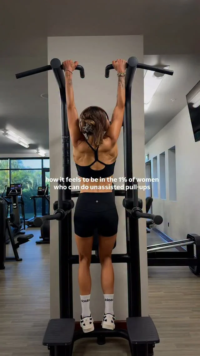 I set a goal for myself to do 5 unassisted pull-ups by December and I came in early today ☺️. This is what happens when you eat your protein, carbs, train hard, get adequate sleep & recovery, supplement properly, and trust the process because the process is slow af and it’s also discouraging at times. @jacksonmaschoff now we have a new goal of 10 by December, so lfg 🤌🏼 #pullups