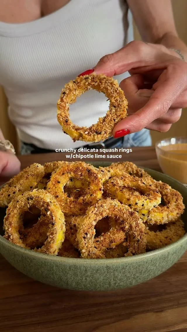 @kalejunkie CRUNCHY DELICATA SQUASH RINGS W/CHIPOTLE LIME SAUCE! You’ve been warned you will eat the entire tray before it makes it to the table 😏 These are super crunchy on the outside, soft in the center, and truly the only way I want to eat squash this season. I seriously cannot with soggy squash 🤭. This recipe also happens to be gluten-free, but you can of course use regular flour and panko instead. 
⁣
Comment LINK and I’ll send you everything I’m using in this video, including my fav cookie cutter set!⁣
⁣
Makes 4 servings⁣
2 large delicata squash⁣
Olive oil for drizzling, salt & pepper⁣
3 eggs⁣ (my video only shows two bc it stopped recording 😒)
3/4 cup gluten-free flour of choice⁣
3/4 cup grated parmesan cheese⁣
1 cup gluten-free panko⁣
1/3 cup everything seasoning⁣
Avocados oil/olive oil spray⁣
⁣
Chipotle lime sauce⁣
1 cup fat free greek yogurt ⁣
1 lime, juiced⁣
1 tsp chipotle powder⁣
1 tsp dried cilantro (optional)⁣
1 tsp garlic powder⁣
1 tsp kosher salt⁣
1/2 tsp ground black pepper⁣
⁣
Preheat oven to 400F. Cut squash into 1/2” rings and remove the seeds with a spoon/small cookie cutter. Place them in a single layer on a large baking sheet. Toss very lightly with olive oil, salt and pepper. Bake for 20 minutes. While that’s happening, prepare the dredging station. In one bowl, whisk the eggs well. In another, add the flour. And in another bowl, mix together the panko, parmesan, and everything seasoning. When the squash come out of the oven, dip each one in flour (shaking off any excess), then the egg, then the panko-parmesan mixture. Return each one to the tray. Lightly spray the tops with olive oil/avocado oil spray. Bake for 15 minutes more, flipping at the halfway point. To make the sauce, add the yogurt, lime juice and seasonings to a small bowl. Whisk until smooth and taste and adjust as needed. Dip squash into the sauce and enjoy! #delicatasquash #fallrecipes⁣
⁣