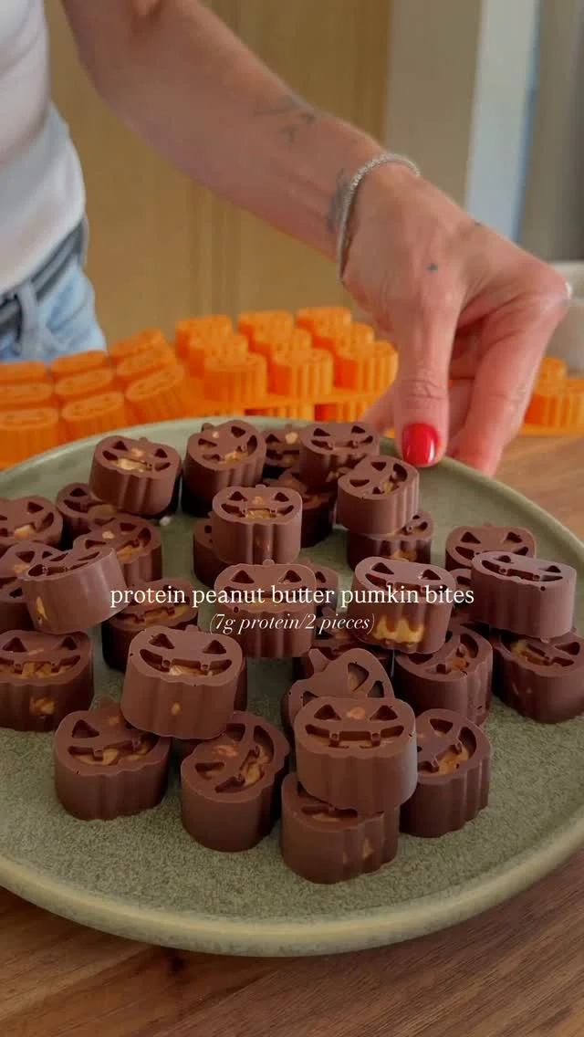 @kalejunkie PROTEIN PEANUT BUTTER PUMPKIN BITES! 7g protein for 2! These are the cutest little better for you sweet treat for halloween. They get their protein boost from @truvani vanilla protein powder, which you can now find at COSTCO! This is the only place you can get the 24-serving bags at the best available price, so if you see it, be sure to stock up! Truvani protein powder has been one of my favorites for years—each serving contains 21g of protein, with no stevia, and it’s made with only 5 simple ingredients.

Comment LINK and I will DM you the link for these silicone molds and the squeeze bottle, so you can come home from Costco and make these!

Makes 36 mini pumpkins (2pcs/serving)
1 cup creamy peanut butter
1/2 cup @truvani vanilla protein powder
3 tb maple syrup
2 tsp vanilla extract
2 cups chocolate chips, I’m using enjoy life foods
1 tb coconut oil (for melting the chocolate)

Make the protein peanut butter filling. In a bowl, add the peanut butter, protein powder, maple syrup and vanilla extract. Mix until thick and smooth, then set aside. Next, in a microwave safe bowl, add the chocolate chips and coconut oil. Melt in the microwave in 2-3, 30-second increments, stirring in between rounds until the chocolate is completely smooth (from there, I poured it into a squeeze bottle). In the pumpkin mold, fill each cavity 1/4 of the way with chocolate. Then form little balls with the peanut mixture and press into each pumpkin mold. Squeeze/pour remaining melted chocolate on top. Freeze for at least one hour or overnight. Pop them out and enjoy!