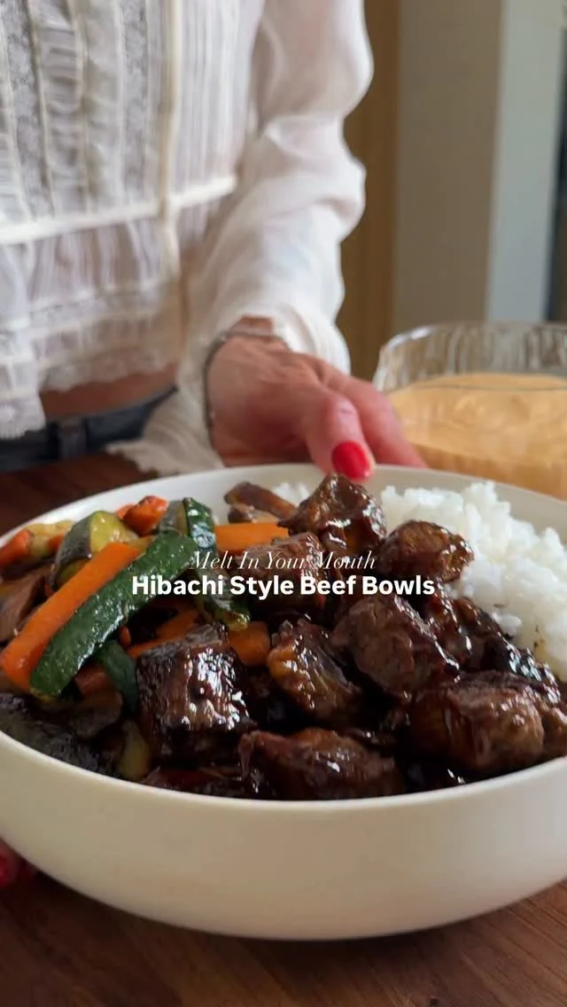 @kalejunkie melt in your mouth hibachi-style steak bowls with high protein yum yum sauce 🤗 this was gavyn’s request last week and he wanted to film it so you make it too—the key to TENDER beef is written for you in the instructions below! I hate tough meat and these bites will melt in your mouth. Don’t skip the sauce, you’ve been warned 😏!⁣
⁣
Makes 4 servings⁣
2 lbs top sirloin steak, cut into 1 1/2” chunks⁣
2 tb rice vinegar ⁣
1/4 cup low sodium soy sauce ⁣
2 tsp ground ginger⁣
2 tsp garlic powder⁣
1 tsp onion powder⁣
1/2 tsp kosher salt⁣
1/2 tsp ground white or black pepper⁣
4 tb butter (divided)⁣
2 1/2 tb toasted sesame oil (divided)⁣
3 carrots, peeled and cut into coins⁣
2 medium zucchini, cut into sticks⁣
6 oz sliced mushrooms of choice ⁣
3 tb bbq sauce of choice (bachan’s is our fav!)⁣
⁣
Yum Yum sauce:⁣
1 cup fat free greek yogurt ⁣
3 tb sriracha⁣
2 tb rice wine vinegar ⁣
1 tsp toasted sesame oil⁣
1 tsp dijon mustard⁣
2-3 cloves garlic ⁣
1/2 tsp kosher salt⁣
1/2 tsp ground white or black pepper⁣
⁣
To serve:⁣
2 cups cooked rice and sesame seeds⁣
⁣
First, make the yum yum sauce. Add all the ingredients to a small blender and blend until smooth. Taste, adjust as needed, and set aside. Next, pat steak dry, cut into chunks and add to a bowl. Add the vinegar, 1/2 tb sesame oil, soy sauce, ground ginger, onion powder, S&P. Toss to coat well. Marinate at least 30 min or up to 4 hours for maximum flavor (or skip it all together). Heat a large cast iron skillet over medium high heat. Add 2 tb of the butter and 1 tb sesame oil. Once melted, add the veggies and sauté 10-12 minutes until the veggies have softened. Sprinkle with salt and pepper. Transfer to a plate. Add remaining butter and sesame oil to the pan. Add the beef in a single layer, working in batches. Do NOT overcrowd the pan or meat will come out tough. Toss the beef but do NOT cook longer than 3-4 minutes max! Remove pan from heat. Toss w bbq sauce and plate meal immediately so the beef doesn’t cook longer in the pan—cooked rice, veggies, beef and top with yum yum sauce and sesame seeds. Enjoy!⁣
#hibachi #hibachirecipe