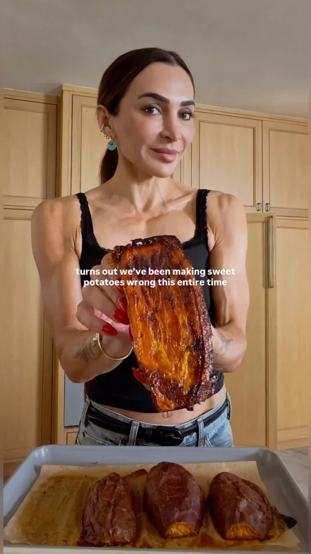 For more tutorials like this, follow me @kalejunkie ☺️ This is how to make PERFECT CARAMELIZED SWEET POTATOES every single time. Sweet pots are my most fav carb source and I eat them several times a week and this is now the only way I make them. This method produces a soft center with a crispy bottom and edges!⁣
⁣
Instructions: preheat oven to 375F. Cut your sweet potatoes in half and place them in a bowl. Toss with olive oil (1-2 tb), paprika, garlic powder, salt & pepper. Be sure to coat them well. Line a baking sheet with parchment paper. Place the sweet potatoes flesh side down. Bake for exactly one hour. Remove from oven but DO NOT TOUCH for 10 minutes. Use a spatula to lift and enjoy!⁣
#sweetpotatoes #foodtutorials #viralsweetpotatoes
