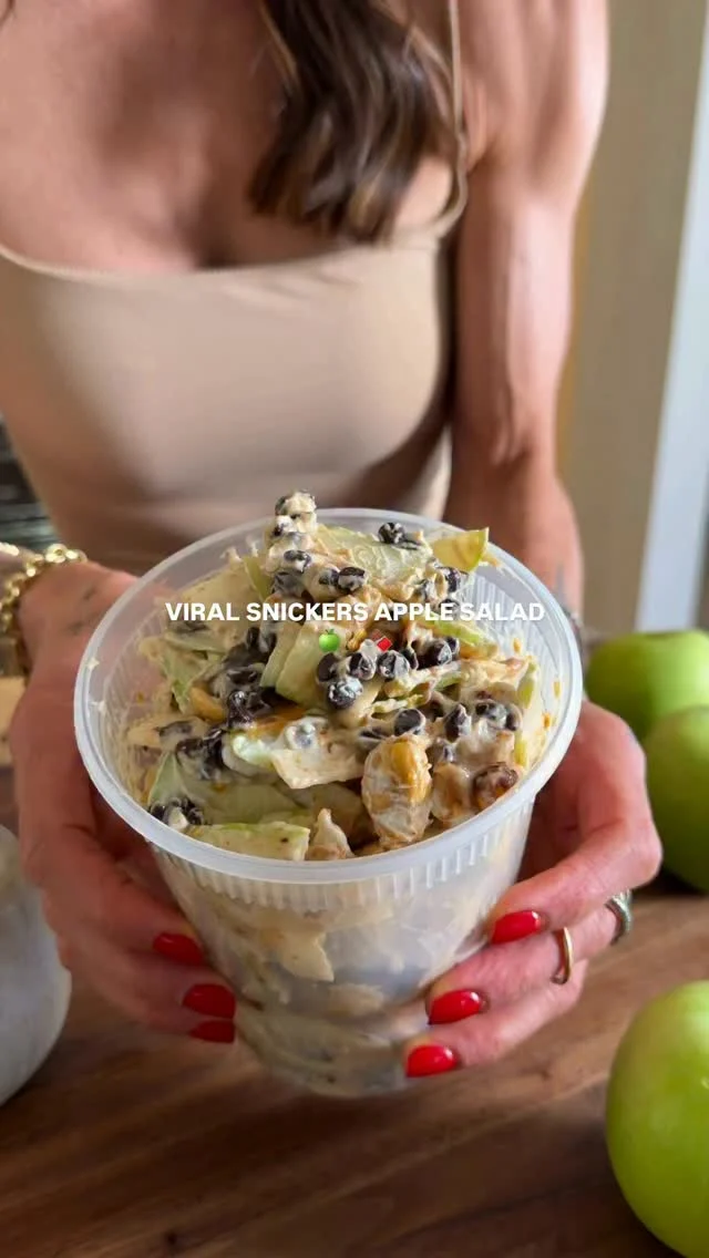 @kalejunkie 🍏🥜🍫VIRAL SNICKERS APPLE SALAD, for when you want a sweet treat that tastes like fall! I’ve been wanting to make it ever since I saw the idea floating around and I can confirm, it’s delicious!⁣
⁣
To make it:⁣
1 green apple, thinly sliced⁣
1 cup non-fat plain Greek yogurt⁣
2 tb creamy peanut butter⁣
2 tb salted peanuts⁣
2 tb mini chocolate chips⁣
2 tb caramel sauce of choice ⁣
Flaky salt (optional)⁣
⁣
Thinly slice your apple and add to a deli container or bowl. Add the yogurt, peanut butter, peanuts, chocolate chips and caramel sauce. Cover and shake until everything is coated well (or just mix in a bowl). Top with a pinch of flaky salt and enjoy!⁣
⁣#snickersapplesalad #viralrecipes #caramelapple