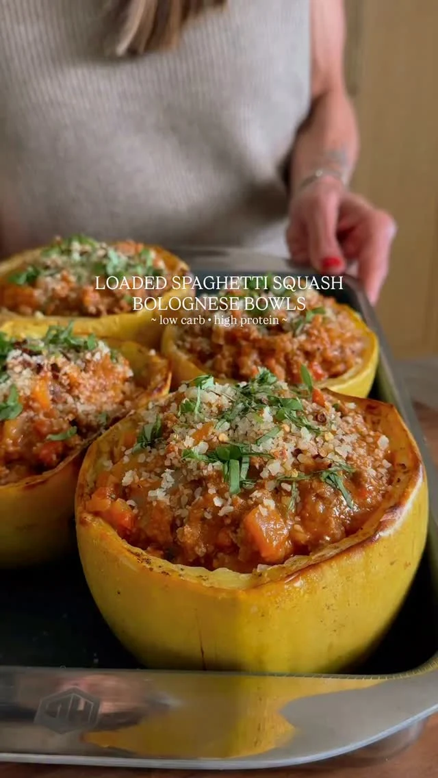 @kalejunkie SPAGHETTI SQUASH BOLOGNESE BOWLS 🙆🏻‍♀️ This recipe is high protein, low carb, gluten free and fiber rich too! I use lean ground beef, but this would also be fantastic with ground chicken or turkey. The best part is that you can use store-bought bolognese, making this even easier to throw together.⁣

Comment LINK for everything I used in this video!
⁣
Makes 4 servings⁣
2 spaghetti squash, halved⁣
2 tb olive oil⁣
1 yellow onion, diced⁣
4 cloves garlic, minced⁣
1 pound lean ground beef, chicken, or turkey⁣
1 tb Italian seasoning⁣
1/2 tsp-1 tsp crushed red pepper flakes⁣
1 24oz jar marinara sauce of choice (@getsauz or @raoshomemade are my choices)⁣
Salt & pepper to taste⁣
Garnishes: freshly grated parmesan cheese, chopped basil⁣
⁣
Preheat oven to 400F. Cut the spaghetti squash in half and stand them up on a small (quarter size) baking sheet or in a baking dish. If they don’t stand up, that’s OK, just lay them on their side or cut a tiny piece off the bottom, so they stand up. Brush the tops generously with olive oil and sprinkle with salt and pepper. Bake for 55 minutes then remove from the oven to cool. While the squash is in the oven, prepare the meat sauce filling. Add olive oil to a pan/pot over medium heat, and once hot, add the diced onions and sauté for about 5-6 minutes until the onions start to cook down, then add the garlic, followed by the ground beef, italian seasoning, and a pinch of salt. Mash the meat into tiny pieces until the meat is cooked through, then add the jar of marinara sauce, stirring until the meat is coated in the sauce. Turn heat to low, cover and cook for 15 minutes, then remove from heat. Next, use a fork to separate the spaghetti squash (as shown) and then fill each bowl with meat sauce. Add freshly grated parmesan cheese and chopped basil, and enjoy!⁣
⁣
#spaghettisquash #spaghettisquashbowls #girldinner #weeknightdinner #lowcarbmeals⁣